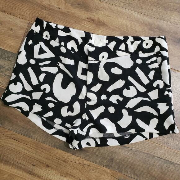 Alice + UO Urban Outfitters Black White Mid Rise Dressy Shorts Size 2 Whimsigoth - Picture 3 of 11